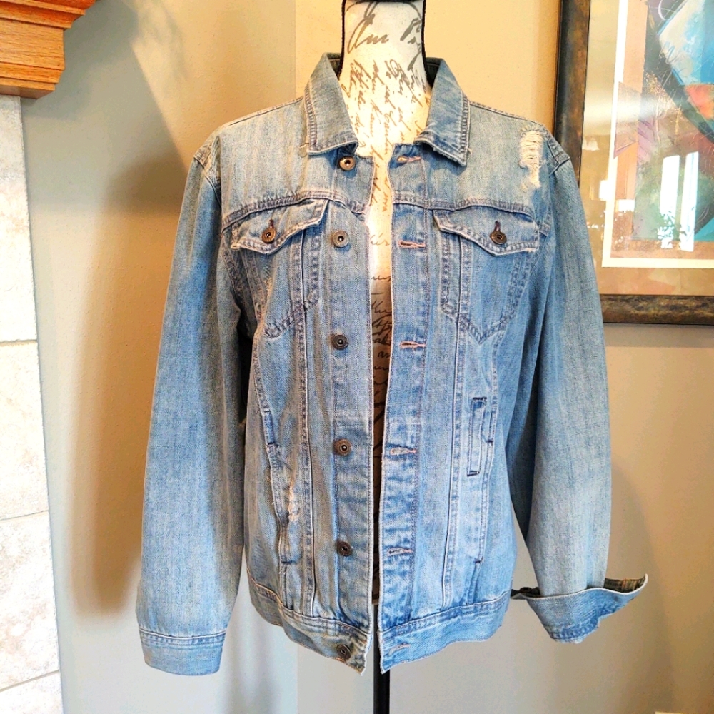 Blu Buffalo Medium Distressed Jean Jacket!